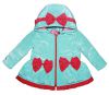 084-01 бирюзовая куртка для девочки с малиновыми бантами и оборками на капюшоне и линии талии