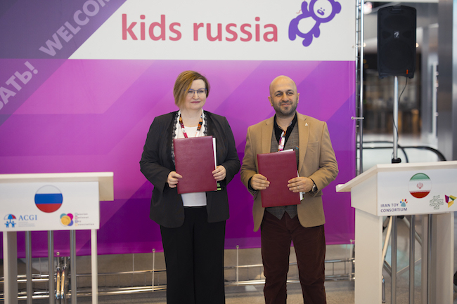 АИДТ подписала соглашения с ассоциациями индустрии детских товаров Ирана и Узбекистана. Фоторепортаж с выставки «Kids Russia 2024»