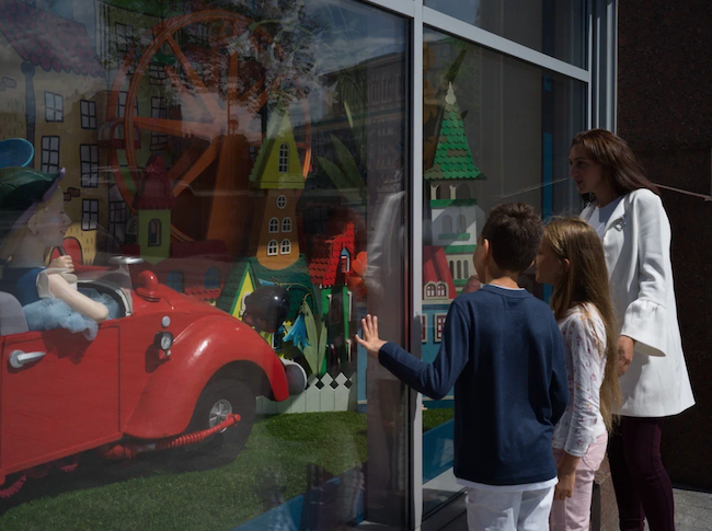 «Ожившие сказки»: Центральный Детский Магазин на Лубянке завершил проект по обновлению уличных витрин