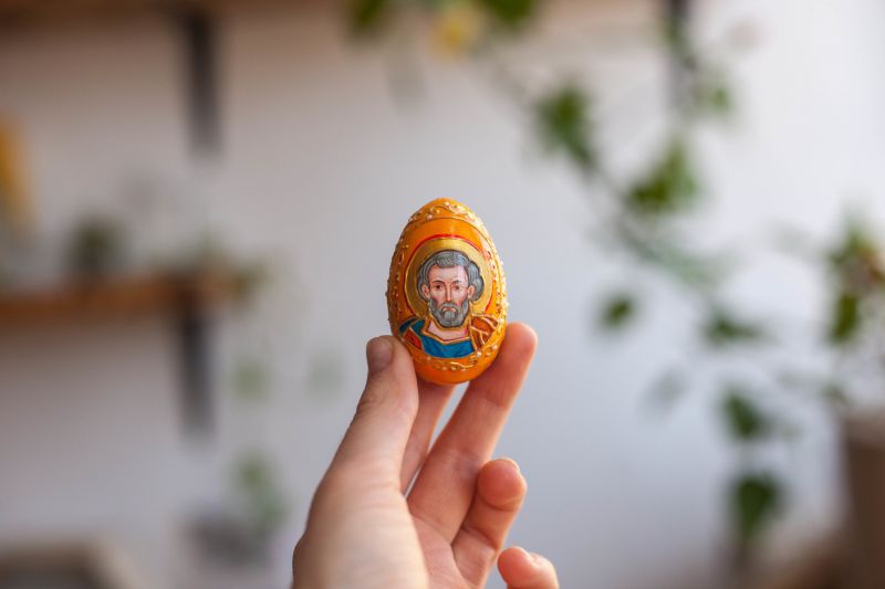 Расписное пасхальное яйцо с образом святого
