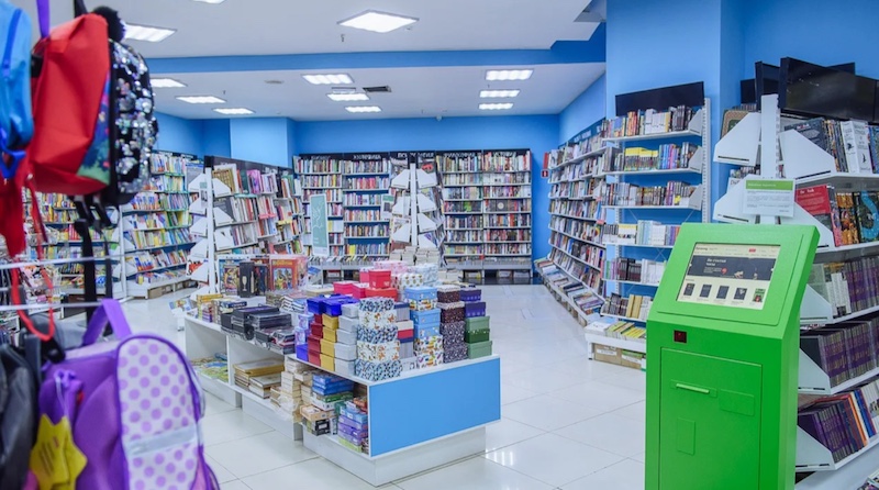 Книги в книжных магазинах постепенно вытесняются канцтоварами, играми, товарами для хобби