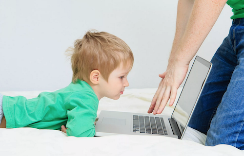Чем моложе родители, тем больше внимания они уделяют регулированию интернет-активности своих детей