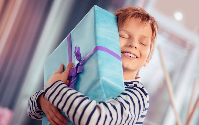Топ-подарки для детей: Яндекс Маркет выяснил, что выбирают родители на праздники