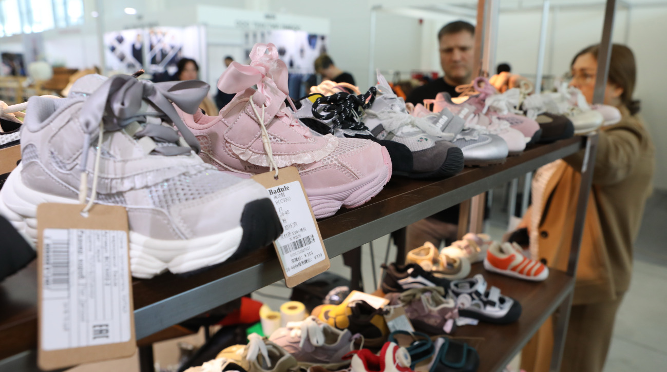 Стартовала весенняя выставка «CJF-Детская мода-2026». Фото — фото: 8