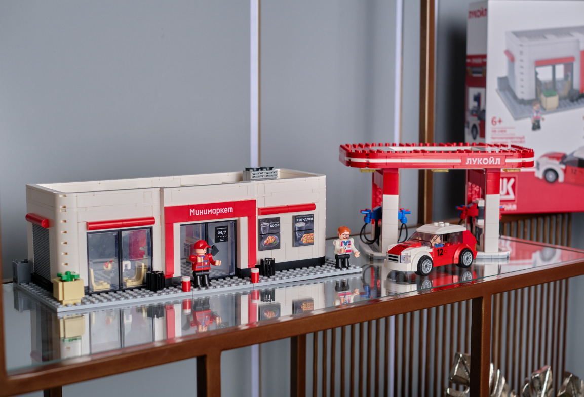 Brick Labs выпустил серию конструкторов для компании «Лукойл» — фото: 1